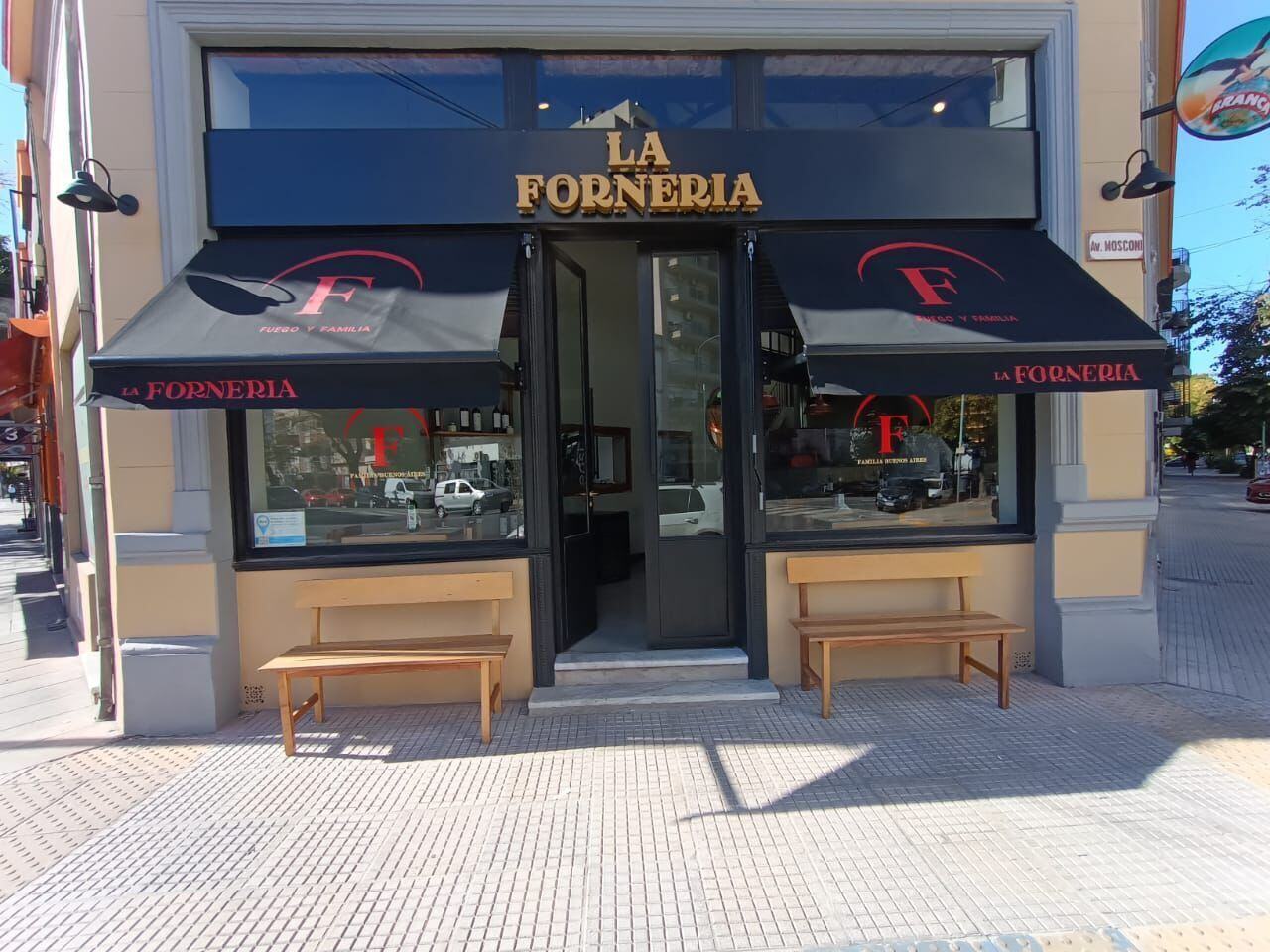 Toldo a medida en el frente de un local comercial