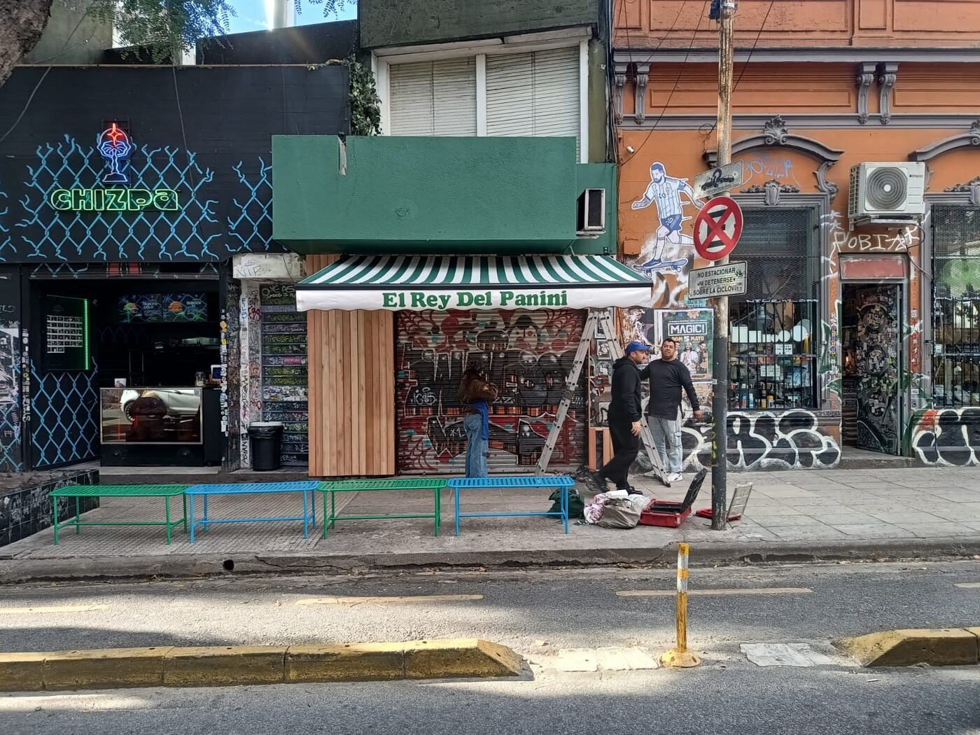 Toldo a medida en el frente de un local gastronómico