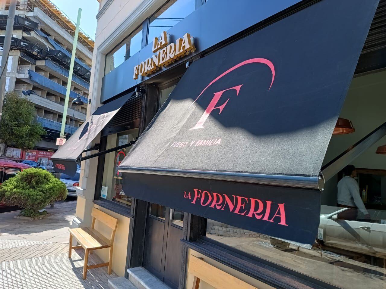 Toldo con logo en la vidriera de un comercio