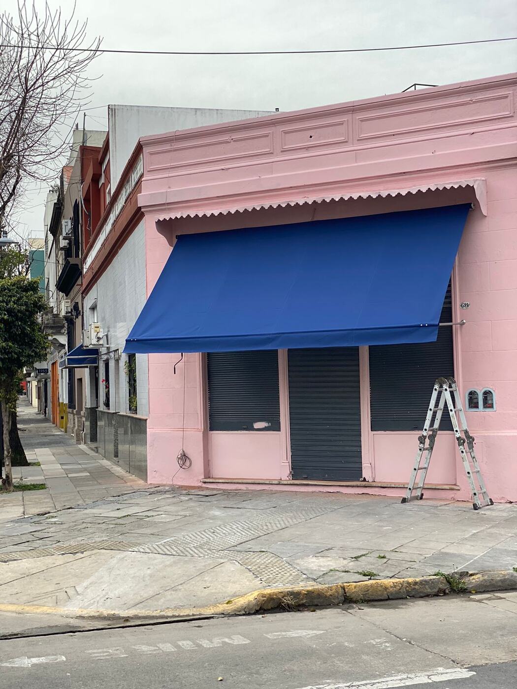 Toldo recto instalado en el frente de un comercio