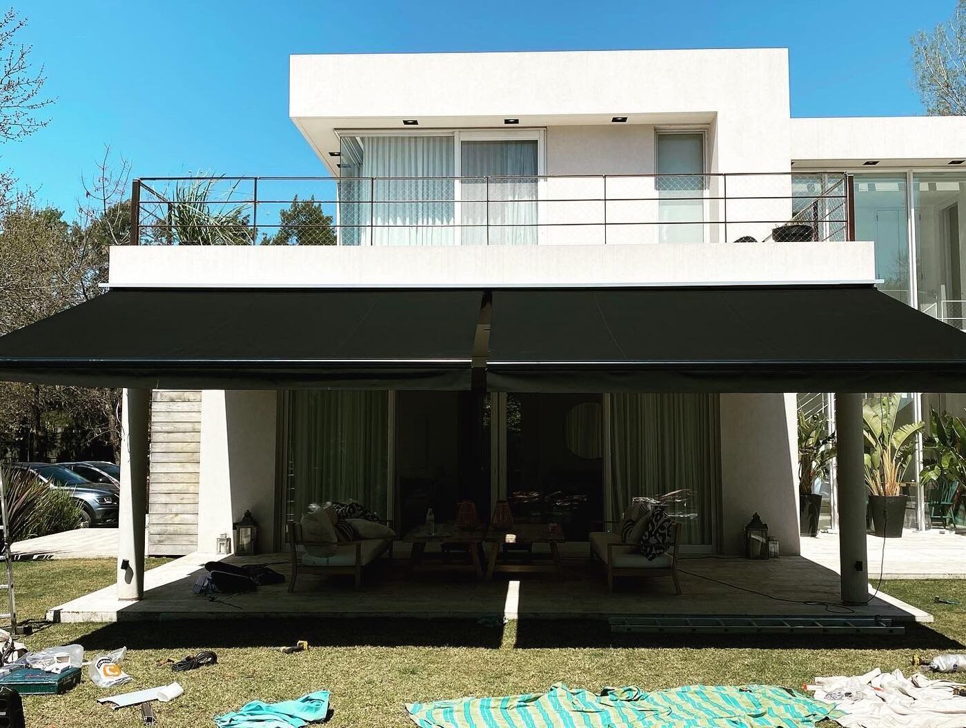Toldo retráctil sobre el patio de una casa moderna