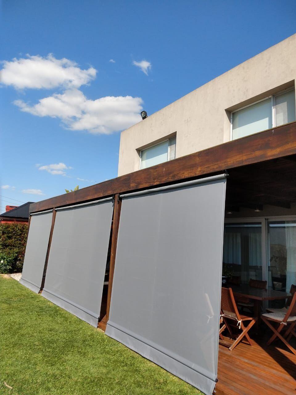 Toldos verticales screen cerrando una galería